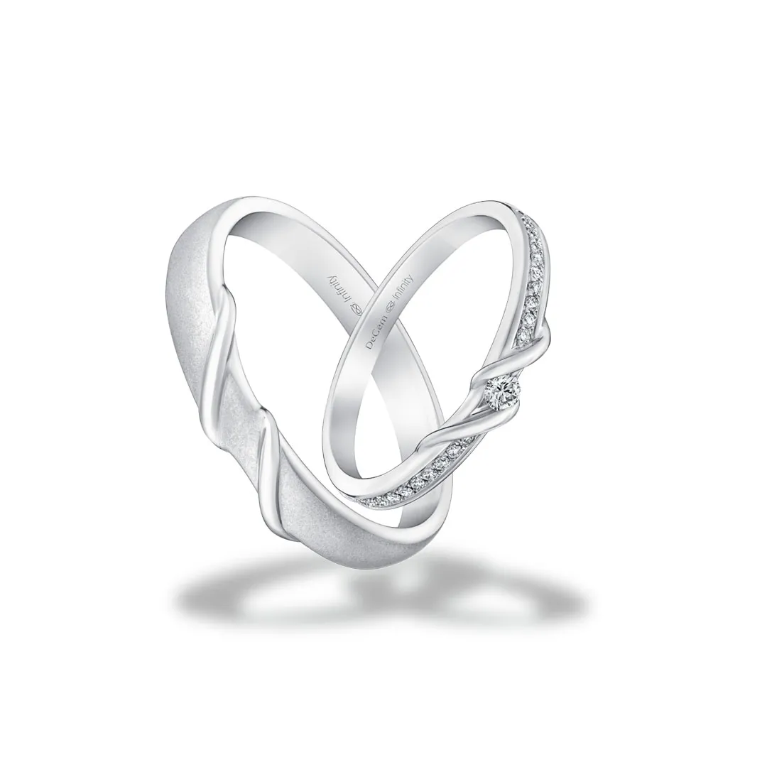 INFINITY® DUO Wedding Band In Platinum Featuring 1 Round Brilliant Diamond Center Stone On The Female Band - DeGem Malaysia