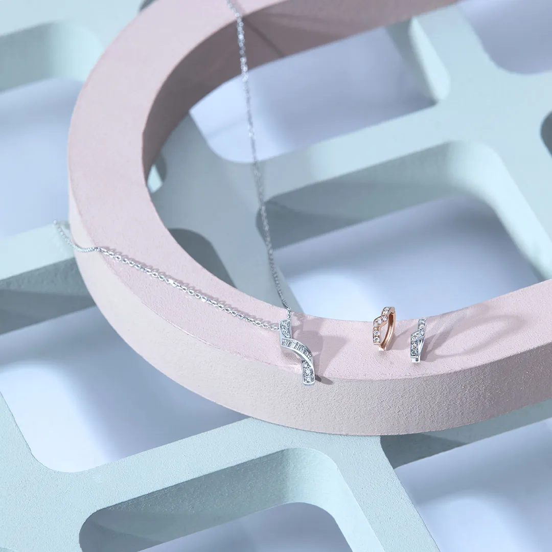 Soleluna Vero Amore Necklace 10K White Gold with 8 Pieces of Baguette-Cut Diamonds and 6 Pieces of Round Brilliant Cut Diamonds - DeGem Malaysia