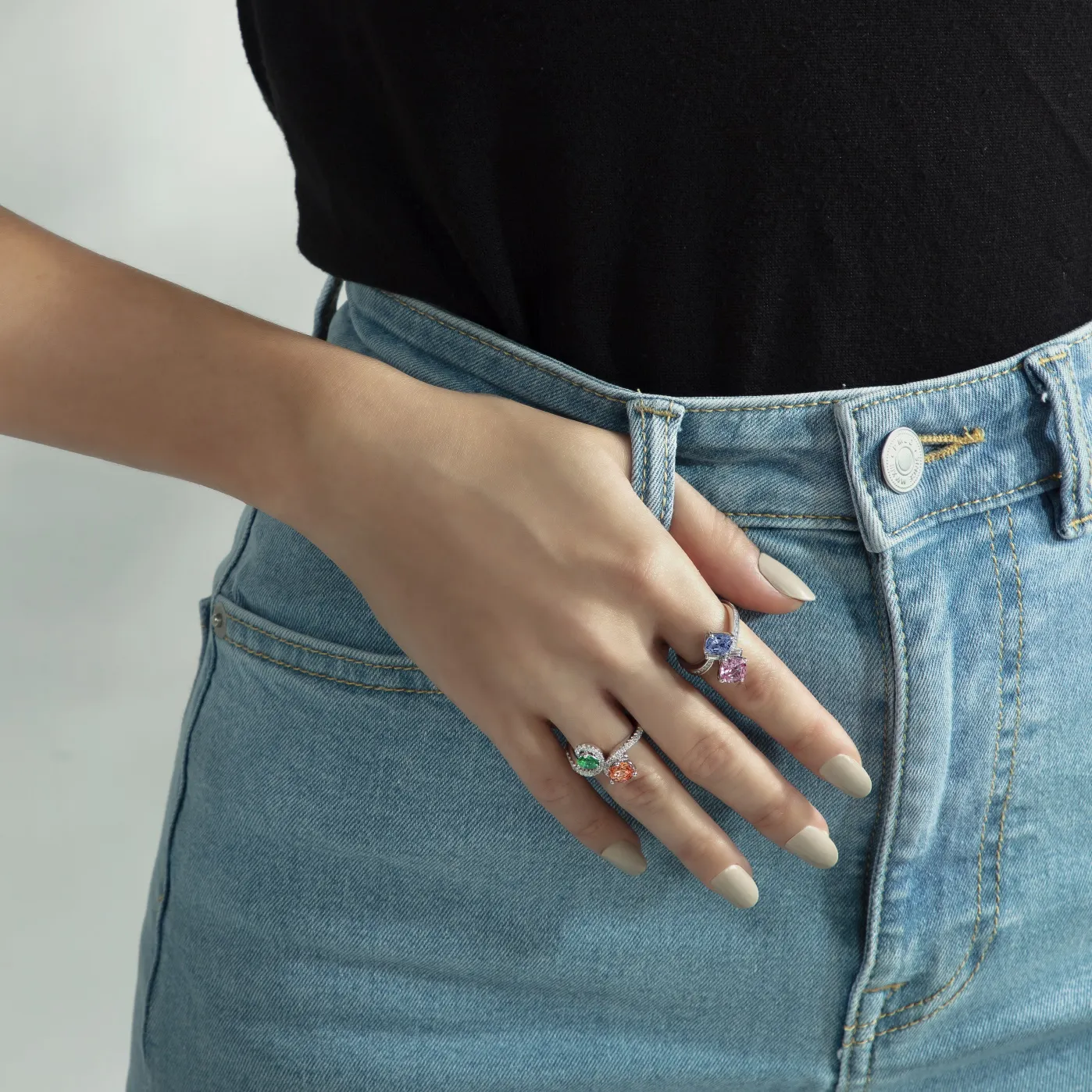 DeGem Toi Et Moi Oval Spinel And Emerald Ring Set in 18K White Gold, Oval-Shaped Pink Spinel, Oval-Shaped Emerald, and Diamonds - DeGem Malaysia