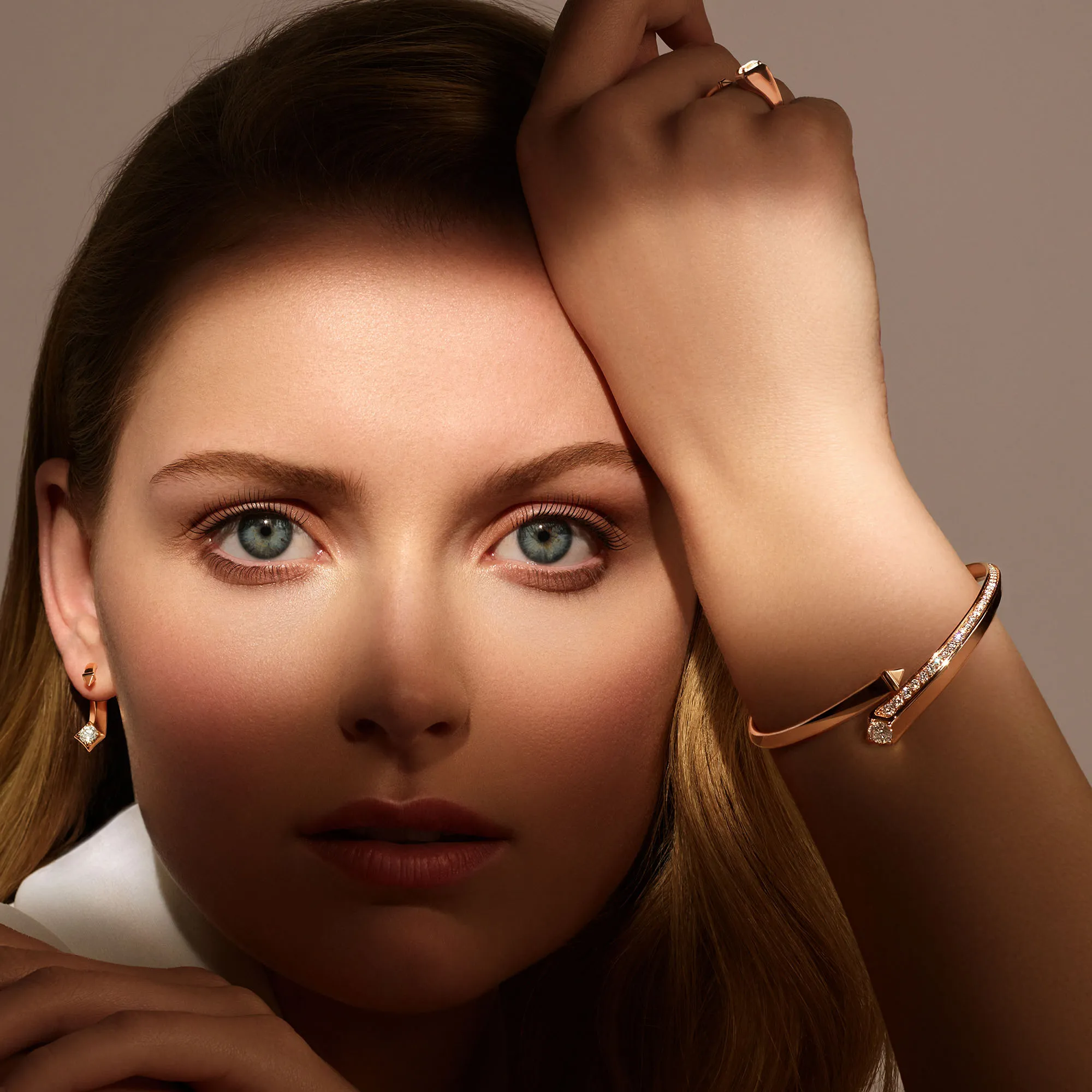 Forevermark Avaanti Pavé Diamond Bypass Bangle in 18K Rose Gold Featuring a De Beers Forevermark Diamond and Overlapping Ends Accented with Pavé Diamonds - DeGem Malaysia