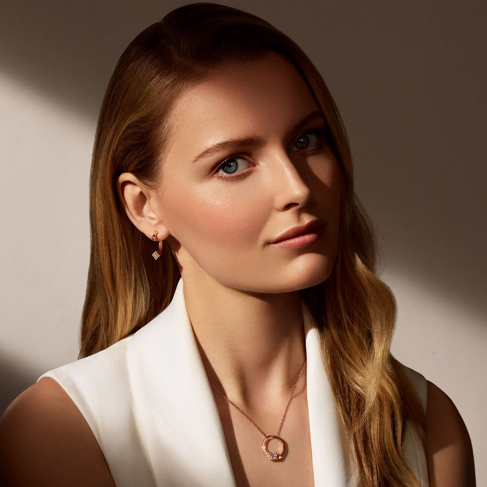 Forevermark Avaanti Grand Pavé Diamond Pendant in 18K Rose Gold Showcasing a De Beers Forevermark Diamond Followed by a Curve of Pavé Diamonds - DeGem Malaysia